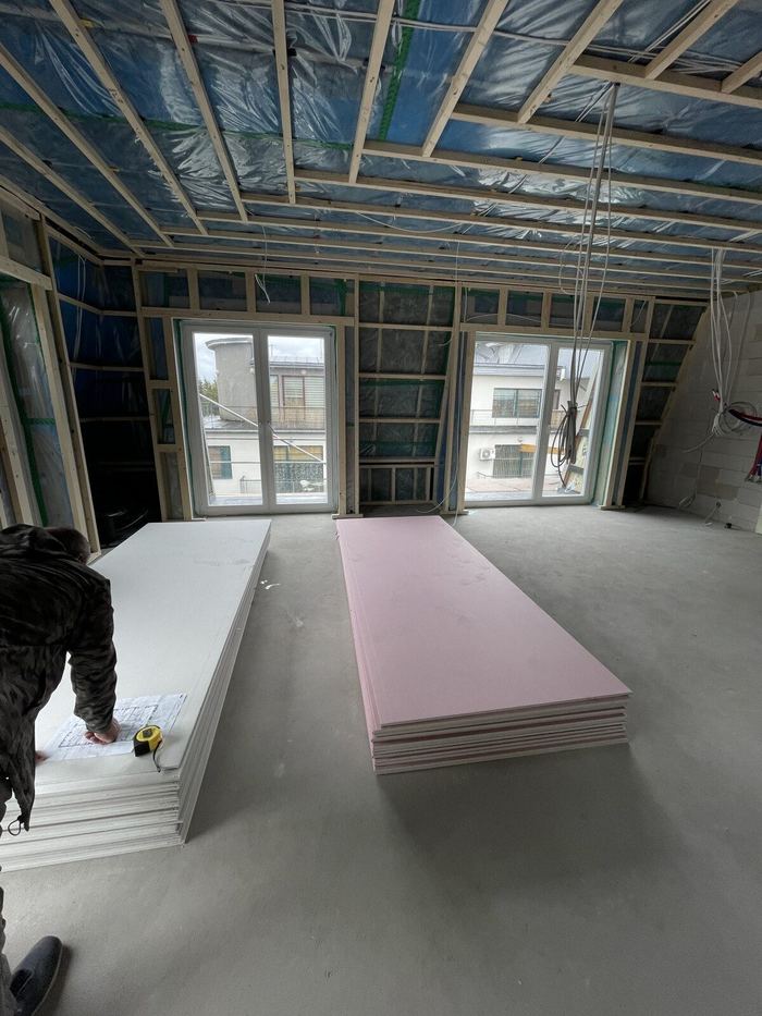 Siseseinte karkass aurutõkkega ja kipsplaadid paigalduse ootel